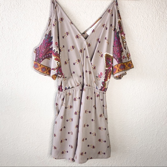 Astr the Label Floral Cold Shoulder Shorts Romper Size XS Paisley Pockets Casual - Picture 2 of 13